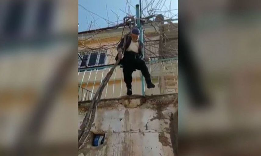 Adıyaman'da 80 Yaşındaki Adam, Asmada Asılı Kaldı