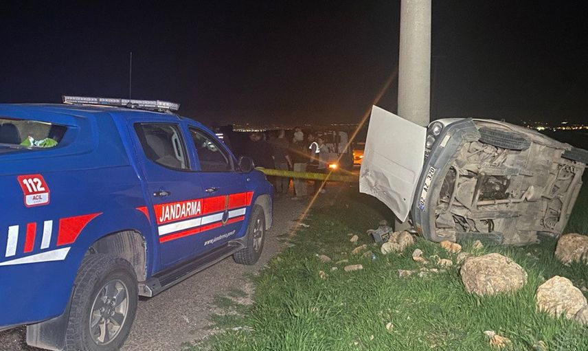 Adıyaman'da can pazarı! Otomobil direğe çarptı