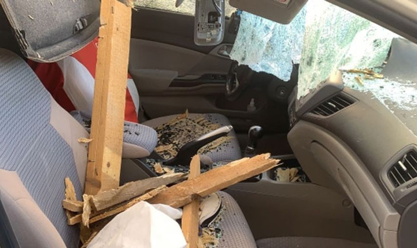 Adıyaman'da Fırtınada Uçan Odun Arabaya Saplandı