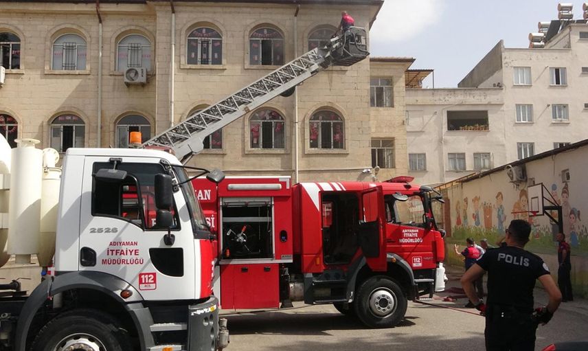 Adıyaman'da ilkokulda yangın çıktı! İtfaiye erleri seferber oldu!