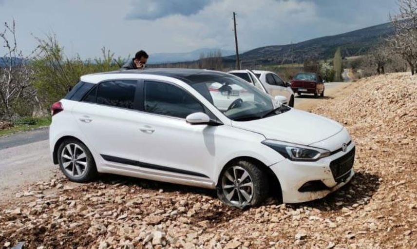 Adıyaman'da Otomobil Çukura Düştü: 2 Yaralı