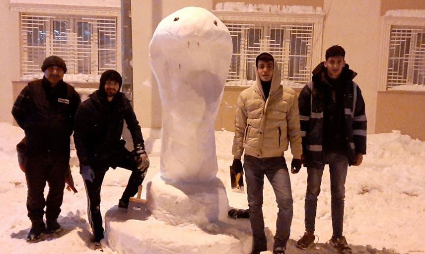Adıyaman’da Yoğun Kar Yağışını Değerlendiren Vatandaşlar Kardan Kobra Yılanı Yaptı!