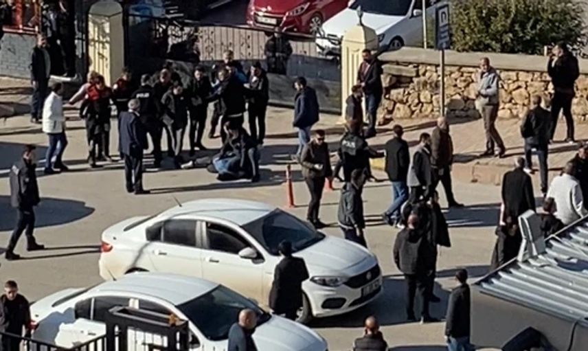 Adliye önü karıştı: Üç kişi yaralandı