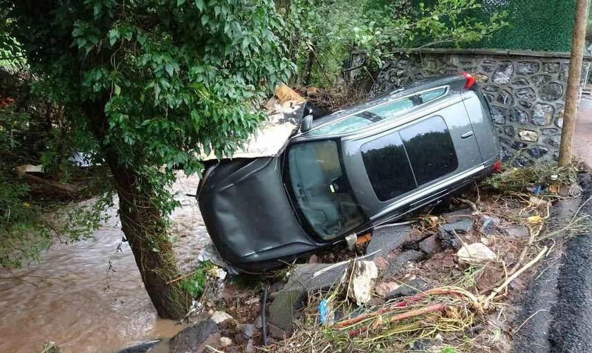 Şile'de sel felaketi: yollar tahrip oldu, araçlar sürüklendi