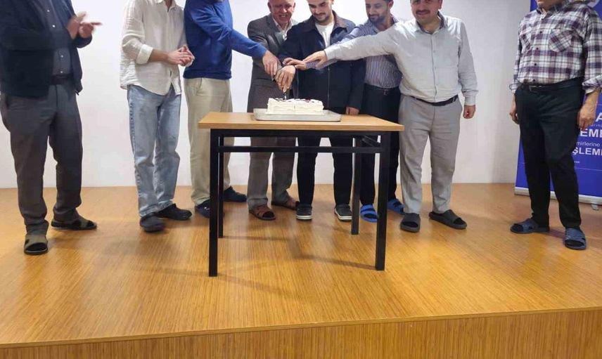 Kastamonu'da yurt öğrencileri tanışma toplantısında pasta kesti