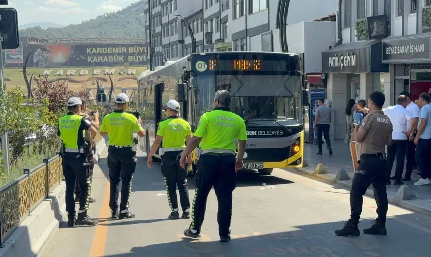 Karabük'te belediye otobüsü yayayı yaraladı
