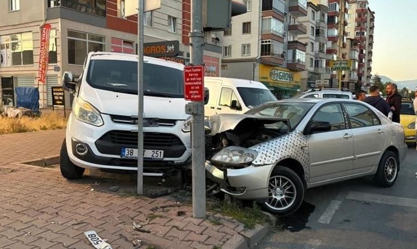 Kayseri’de alkollü sürücü park halindeki 2 araca çarptı