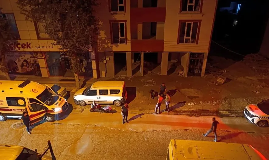 Adıyaman'da genç cadde ortasında saldırıya uğrayarak hastaneye kaldırıldı