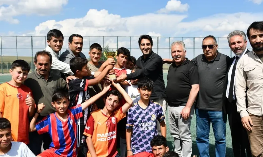 Kars'ta futbol turnuvası şampiyonu Beşevler Cami oldu