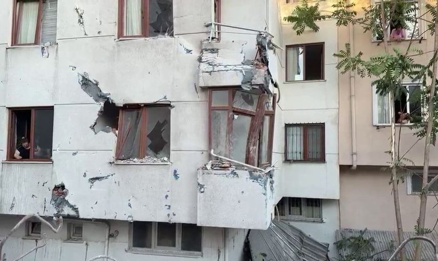 Küçükçekmece'de yıkılan binanın duvarı yan apartmana devrildi