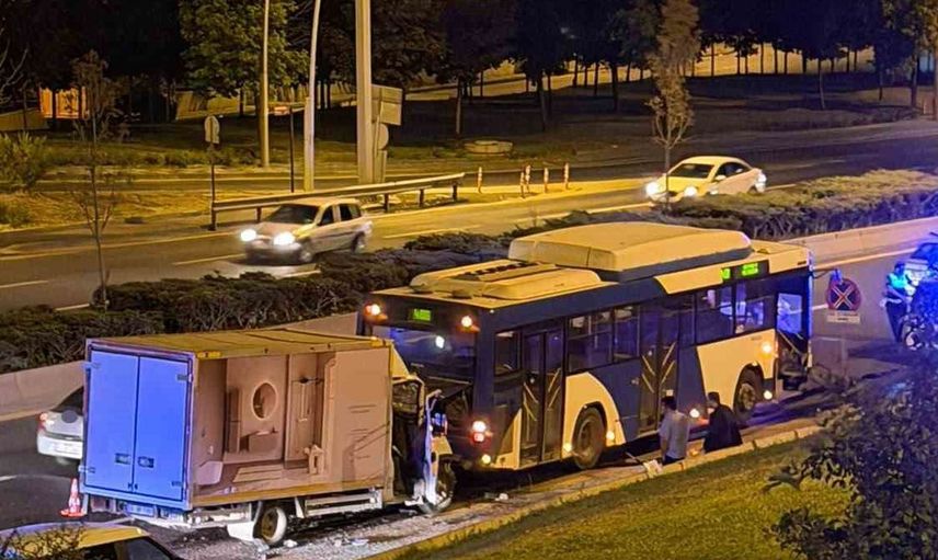 Ankara’nın Keçiören ilçesinde kamyonet EGO otobüsüne çarptı