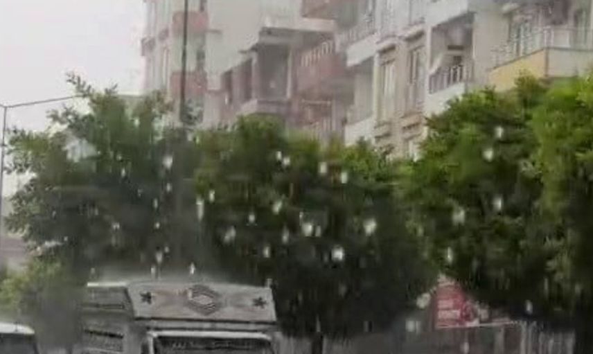 Kahta'da dolu yağışı karayolunu beyaz örtüyle kapladı