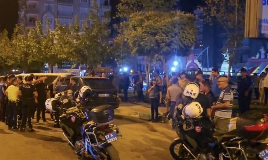 Gaziantep'te polisten kaçan sürücü, park halindeki araçlara çarptı