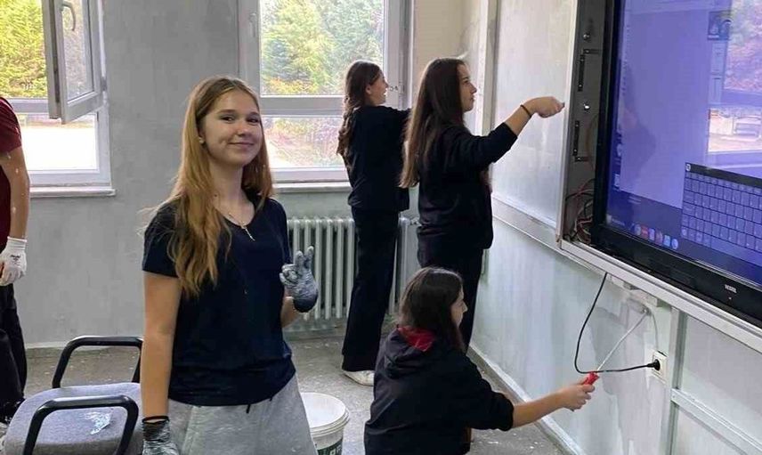 Osmaneli öğrencileri sınıflarını kendi emeğiyle boyayarak yeniledi