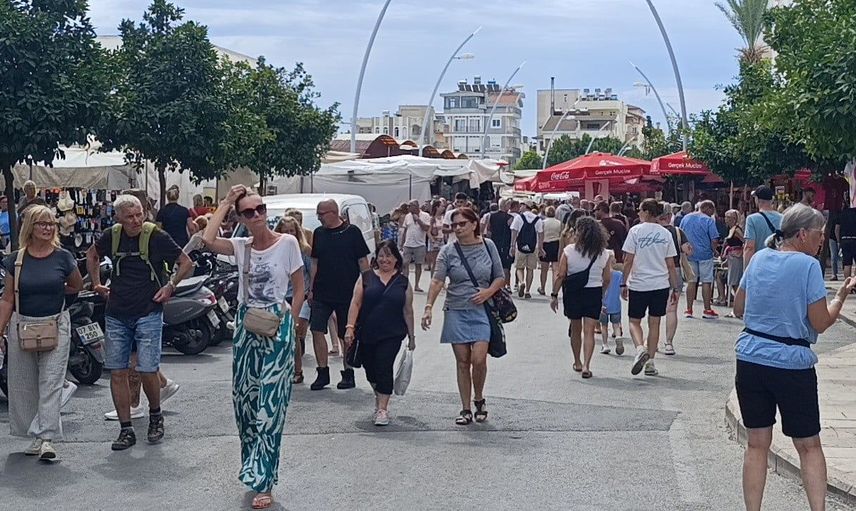 Manavgat perşembe pazarında turist yoğunluğu esnafı sevindirdi