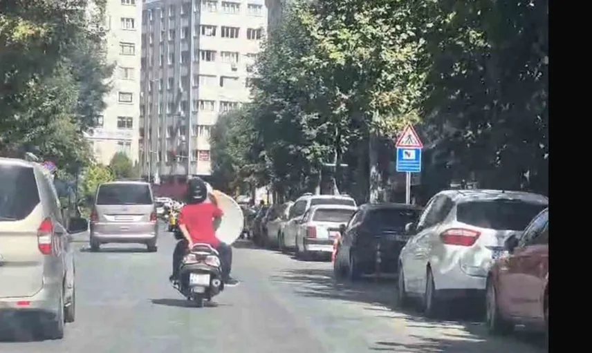 Eskişehir'de motosikletle tehlikeli çanak anten taşınması