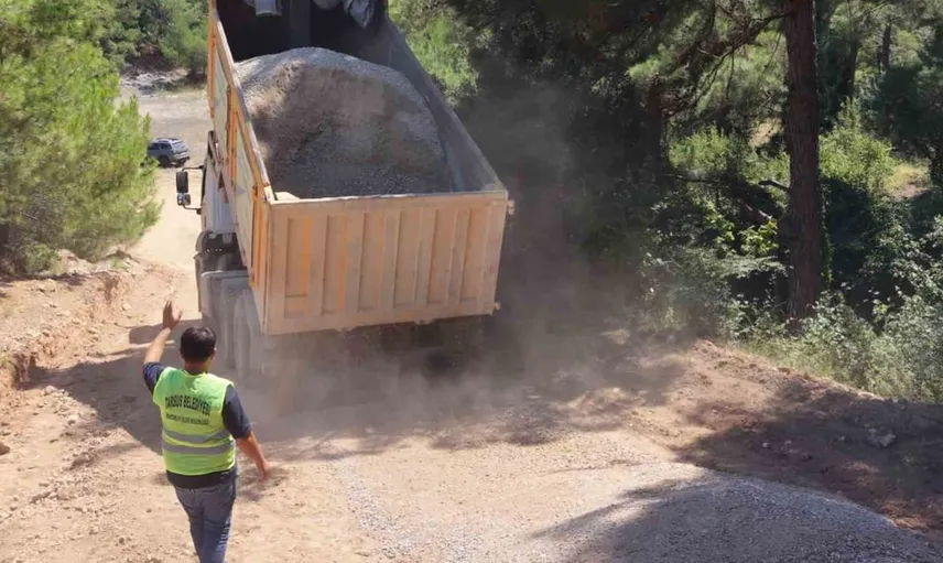 Tarsus’ta kırsal ulaşımı kolaylaştıran yol çalışmaları sürüyor