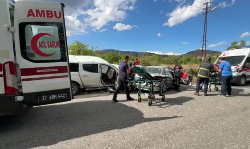 Kastamonu'da kamyonet ve otomobil çarpıştı: Dört kişi hastaneye kaldırıldı