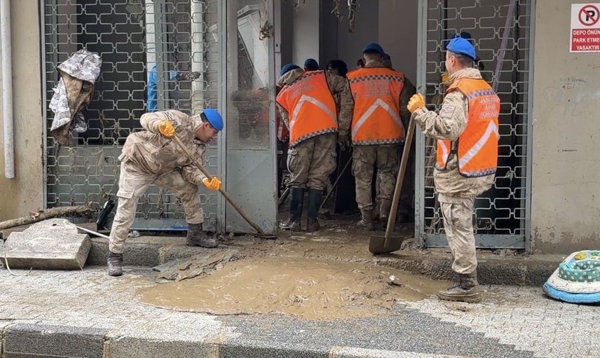 Ayazağa'da sel sonrası temizlik çalışmaları sürüyor, jandarma destek veriyor