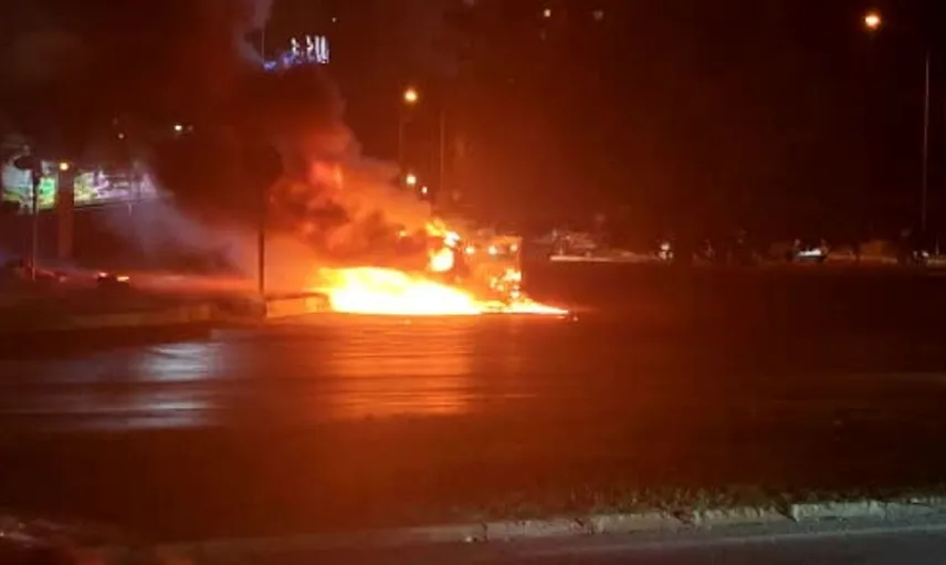 Otomobilde çıkan yangına kadın itfaiyeci müdahale etti