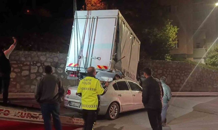 Amasya'da kontrolden çıkan otomobil kamyonete çarptı: 1 yaralı