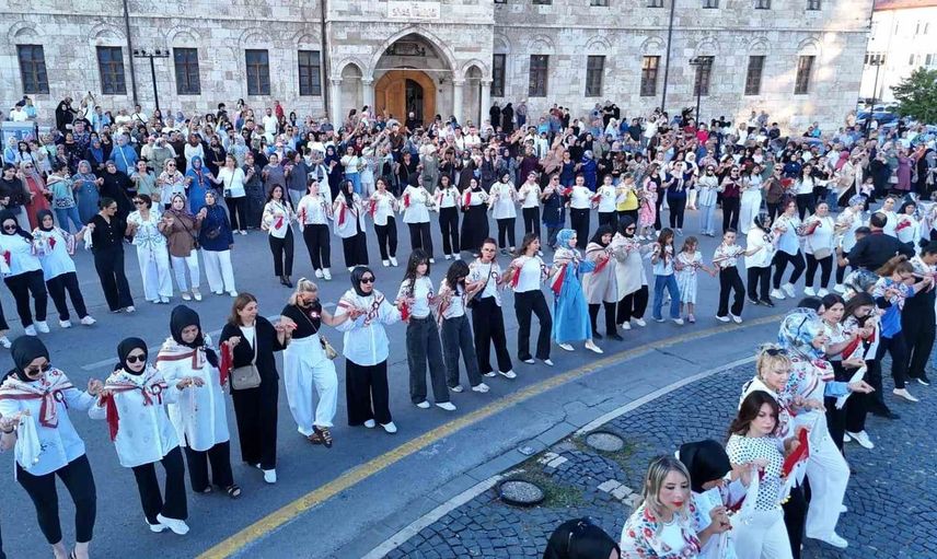Sivas'ta kadınlardan muhteşem halay: 1058 katılımcı rekor kırdı