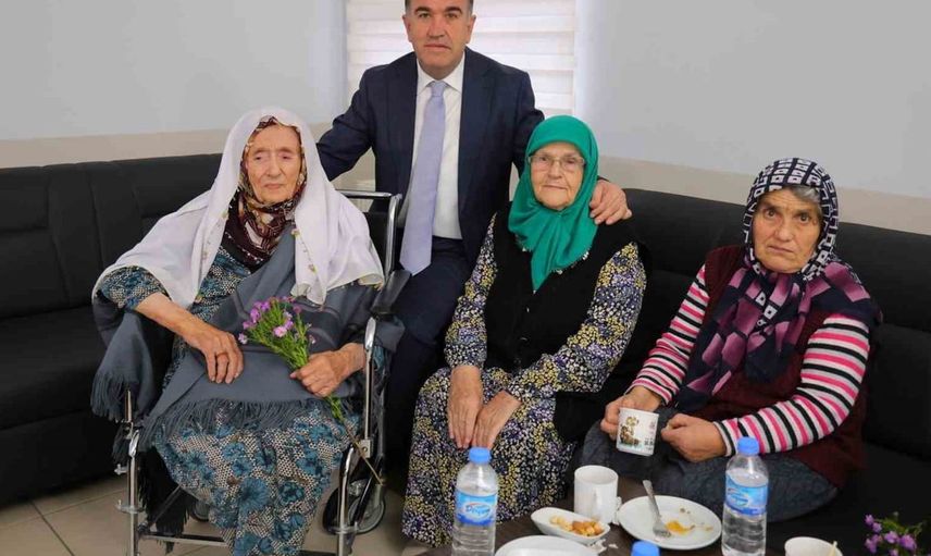Bayburt'ta huzurevi sakinleri için anlamlı kutlama