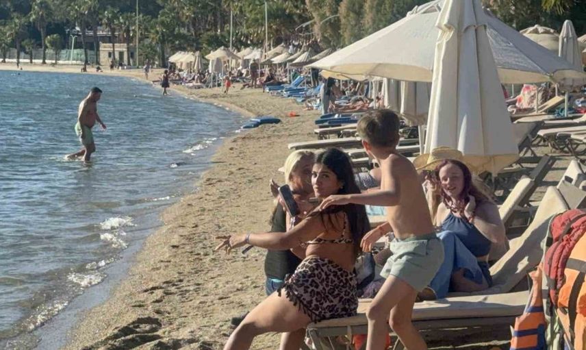 Bodrum’da yazdan kalma günler: Turistler denizin tadını çıkarıyor
