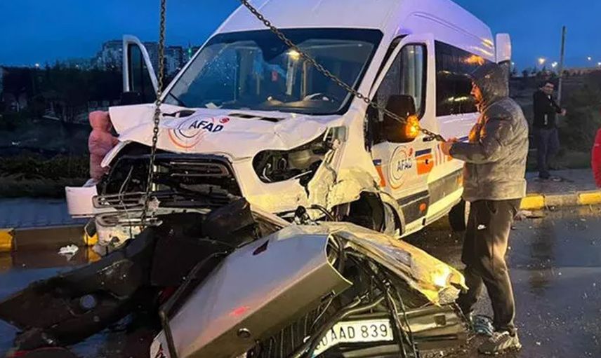 AFAD ekibi kaza geçirdi!  Çarptığı otomobil ortadan ikiye ayrıldı: Ölü ve yaralılar var