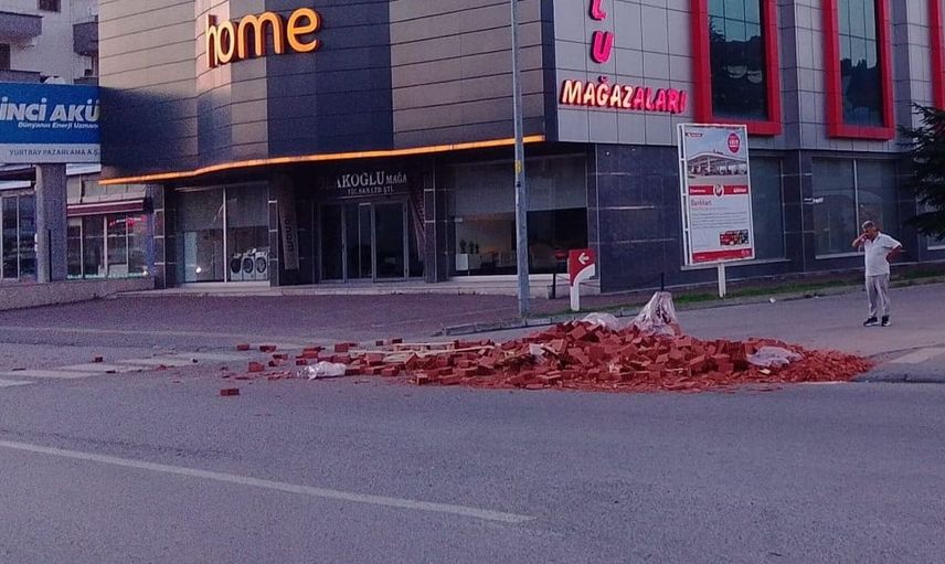 Çaycuma'da seyir halindeki tırdan tuğlalar düştü