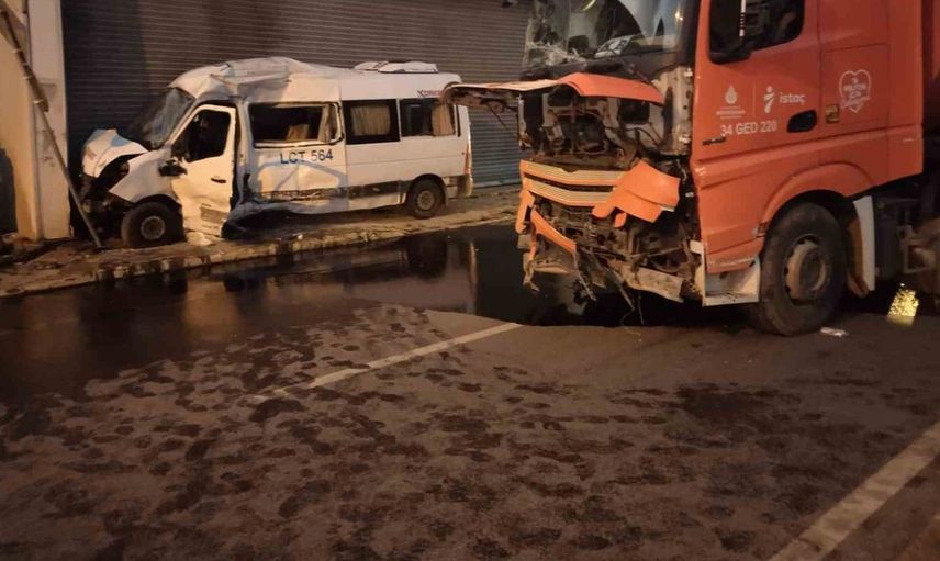 Ümraniye'de servis minibüsü ile kamyon çarpıştı, 2 kişi yaralandı
