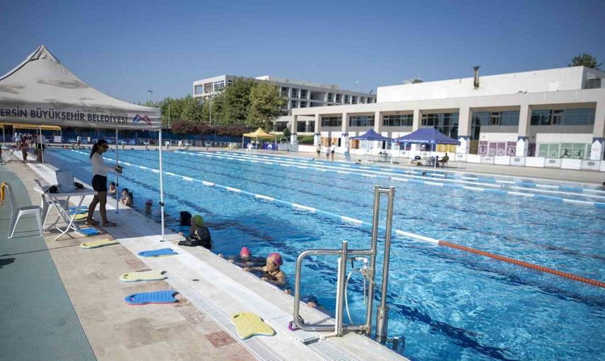Mersin'de ücretsiz yüzme kursları sona erdi: 4 bin 200 katılımcıya eğitim verildi