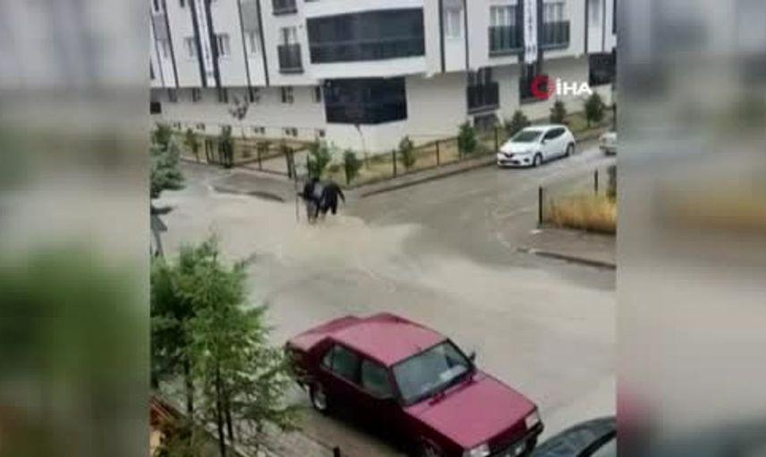 Ankara’da etkili sağanak nedeniyle bir evi su bastı