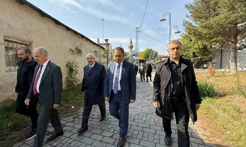 Kars'ta kaldırımların güvenliği için esnafa bilgilendirme yapıldı
