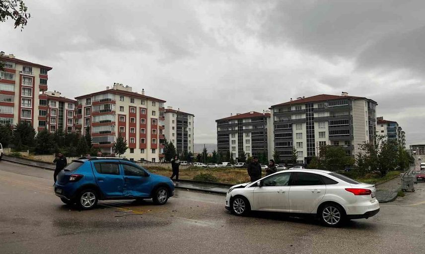 Beypazarı'nda otomobiller çarpıştı: Maddi hasarla atlatıldı