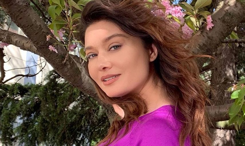 Afra Saraçoğlu ile tiyatro sahnelerinin tozunu dumanına katan Nurgül Yeşilçay sevenlerinin yüreğini ağzına getirdi