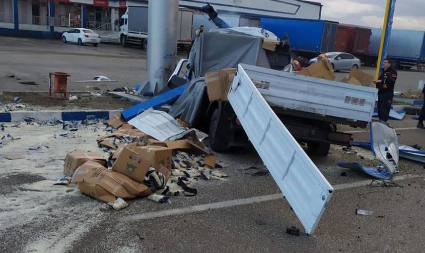Afyonkarahisar’da Feci Kaza: Akaryakıt İstasyonun Tabelasına Çarpan Kamyonet Paramparça Oldu