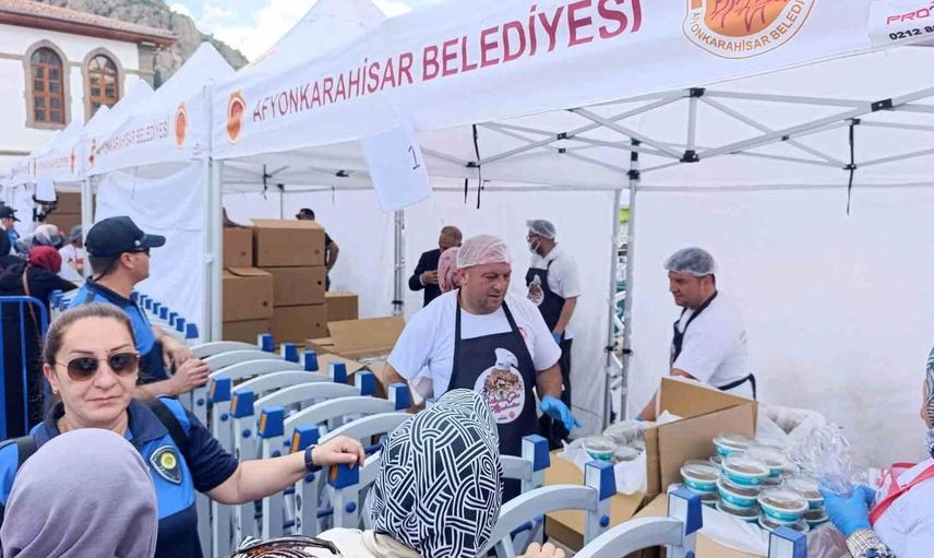 Afyonkarahisar'da hatimle aşure dağıtımı yapıldı