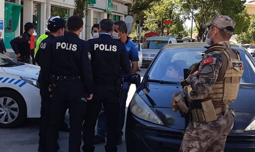 Afyonkarahisar’da İzin Belgesi Sorulan Adam Polisle Tartıştı