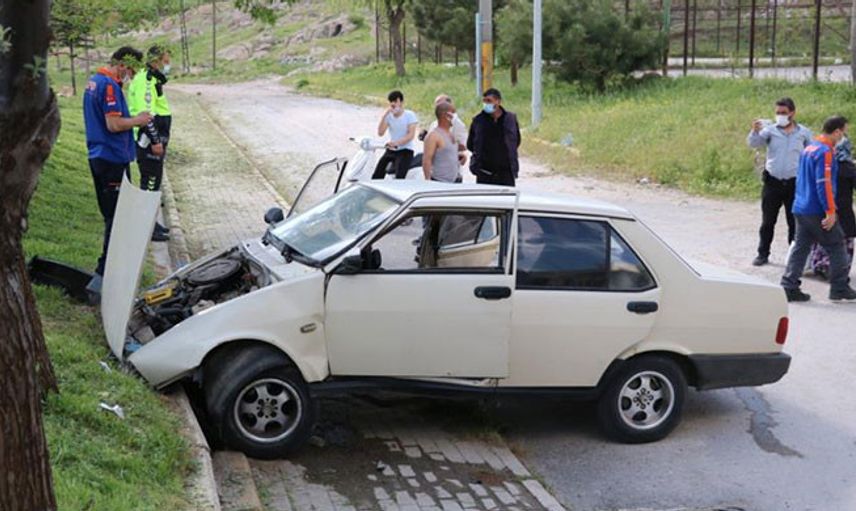 Afyonkarahisar’da Otomobil Çocuk Parkı Duvarına Çarptı
