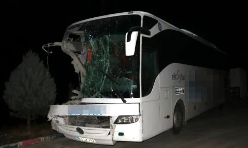 Afyonkarahisar'da Yolcu Otobüsü ile Kamyon Çarpıştı: 10 Yaralı