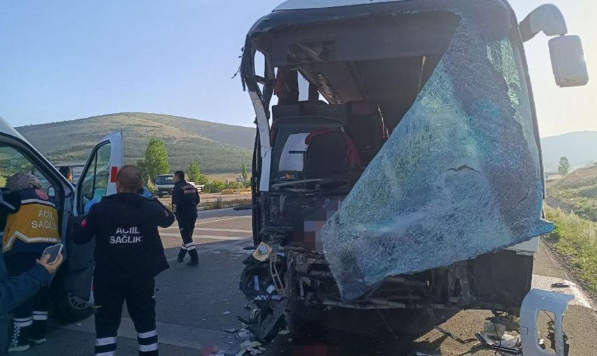 Afyonkarahisar’da yolcu otobüsü ile kamyonet kafa kafaya çarpıştı: Çok sayıda kişi yaralandı