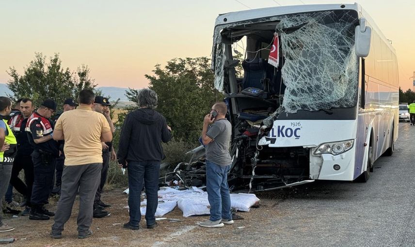Afyonkarahisar’da yolcu otobüsü kamyona çarptı: 1 ölü, 38 yaralı