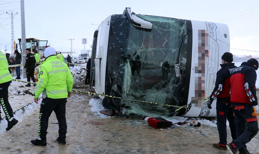 Ağrı'da trafik kazası: yolcu otobüsünün devrilmesi sonucu 12 kişi yaralandı