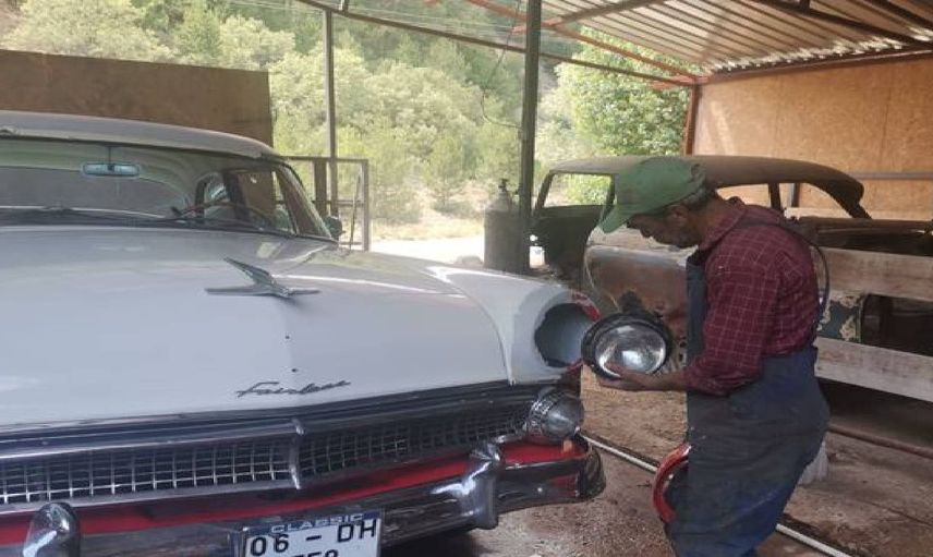 Ahırda restore ettiği 1955 model otomobili trafiğe çıkardı! Klasik otomobillerini çocuklarına bırakacak