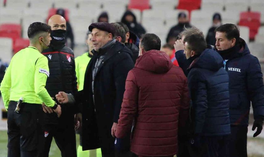 Ahmet Çakar Trabzonspor Teknik Direktörü Abdullah Avcı'nın Kırmızı Kart Yemesi Hakkında Konuştu