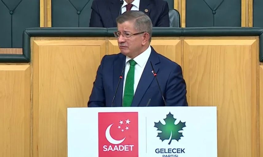 Ahmet Davutoğlu kürsüde ağladı