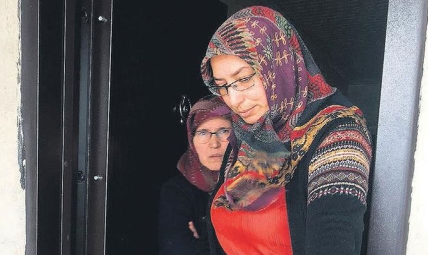 Ailesini kurtarmak için silahlı adamın üzerine atladı