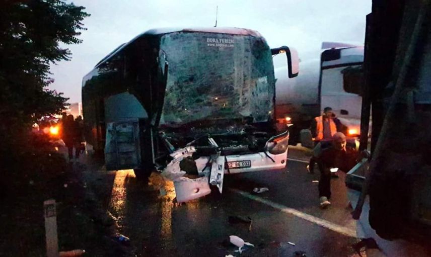 AK Parti seçmenlerini taşıyordu: Otobus tıra çarptı! 22 yaralı var