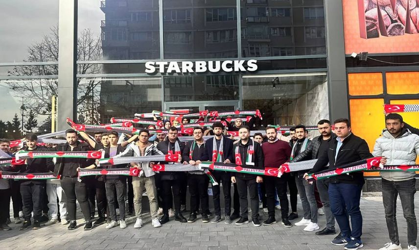 AK Partili gençlerden Starbucks’a tepki: Yarım saatlik yer kapatma eylemi gerçekleştirildi